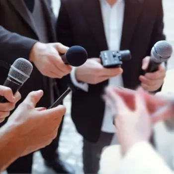 Akik hitelesen informálnak: újságírók, vloggerek, bloggerek, fotósok, videósok